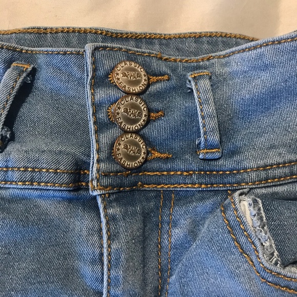 Distressed light wash high waisted shorts - Picture 4 of 5